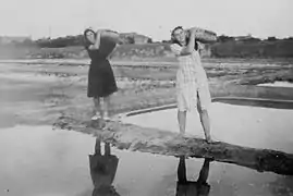 Travaux sur les salines de La Girvière, Olonne sur Mer, années 1940.