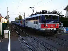 Une BB 17000 tractant une composition longue de rame réversible de type RIB en gare de Vaucelles, en octobre 2007.