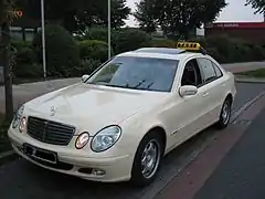 Une berline Classe E utilisée comme taxi