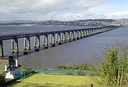 Vue d'ensemble du pont actuel depuis la rive sud.