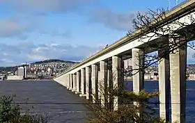 Le pont routier du Tay.