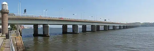 Le pont routier du Tay à Dundee, avec Fife à l'arrière-plan.