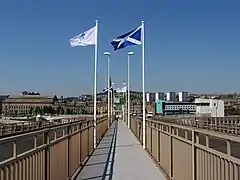 Le passage piéton du pont, avec Dundee à l'arrière-plan.