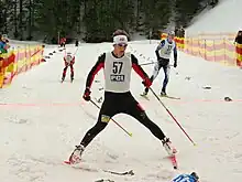 Un skieur de fond freine à l'arrivée d'une course.