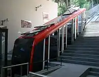 Le funiculaire arrivant dans la station desservant la ville.