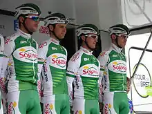 Photographie montrant la présentation des coureurs de l'équipe Sojasun pendant le Tour de Bretagne.