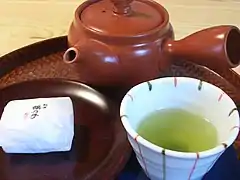Bol de thé avec théière de type kyūsu.