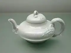 Théière en porcelaine blanche, fours de Dehua, règne de Kangxi (1662-1722). Hong Kong Museum of Art.