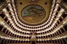 Photo de l'intérieur d'un opéra avec les balcons et le plafond