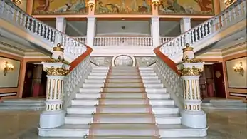 Escalier d'accès aux avant la restauration effectuée entre 2000 et 2007.