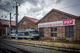 Vue sur une partie du dépôt, avec une locomotive Diesel.