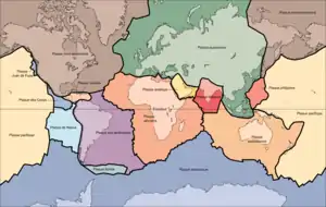 Carte du monde en projection de Mercator montrant les principales plaques tectoniques terrestres.