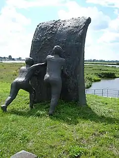 Teeffelen, monument au bord de la Meuse symbolisant la fermeture d'un déversoir.