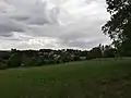 Vue de Tehov depuis une colline voisine. Le clocher de l'église de Saint Jean le Baptiste est visible à droite de la photo.