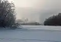 La papeterie de Stora Enso vue du détroit gelé de Tehtaanväylä entre les îles de Varsasaari et Hevossaari.