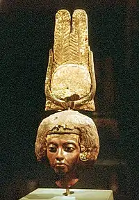 La reine Tiyi coiffée de la couronne athorique à plumes d'autruche. Neues Museum.