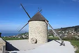 Le moulin à vent restauré de Luzéoc.