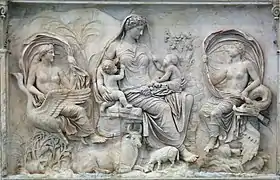 au centre, une femme assise avec deux bébés dans les bras, une vache et une brebis à ses pieds ; à sa gauche une femme à la poitrine nue sur un cygne ; à sa droite une femme nue sur un dragon.