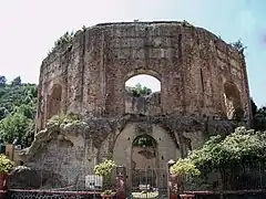 Grande salle ronde à extérieur  octogonal.