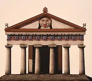 Maquette du temple avec le masque de Méduse au centre du fronton. Méduse a les yeux grands ouverts, la langue pendante et deux paires de crocs