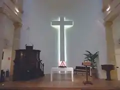 Intérieur du temple, chaire, table, bible, baptistère et croix