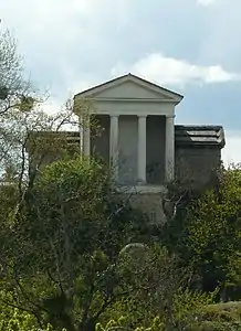 Temple de l'Amitié dominant le domaine de la Garenne Lemot.