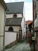 Ruelle pavée à l'arrière de l'église.