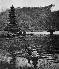 Le Pura Ulun Danu Bratan en 1958 dans Bali: Where, What, When, How, publication du ministère indonésien de l'information