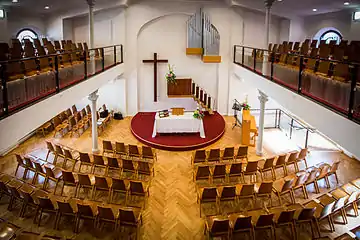 Vue sur la grande salle et les tribunes