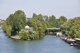 Vue sur l'île de la Jatte du pont de Neuilly.