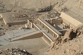 Autre vue du temple d'Hatchepsout ; en arrière-plan, ruines du temple de Montouhotep.