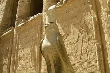 Horus devant l'entrée de la grande salle hypostyle