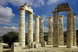Anastylose du temple : fin 2011, neuf colonnes étaient debout.