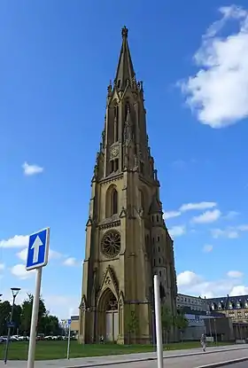 L'ancien clocher, seule partie du temple encore existante.