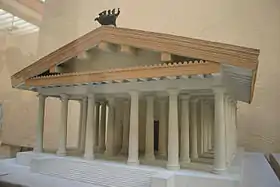maquette moderne d'un petit temple avec une façade de six colonnes et un fronton triangulaire surmonté d'un quadrige
