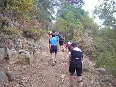 Coureurs du VO2 Trail dans la montée vers la croix de Paulhe, en 2013