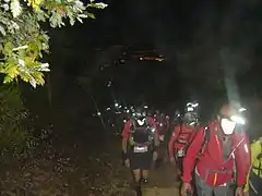 Ascension du causse Noir après Carbassas à la lueur des lampes frontales