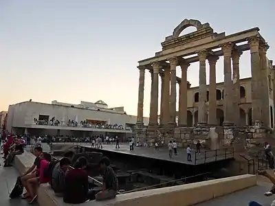 Ruines face à la façade.