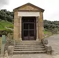 Le petit temple contenant la tombe de l'architecte romain Lacer