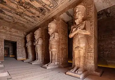 Salle hypostyle du grand temple : Les piliers en colosses déifiés portent le pschent, la double couronne de l'Égypte.