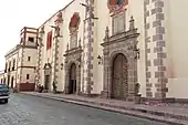 bâtiments conventuels de style espagnol et de couleur rosâtre