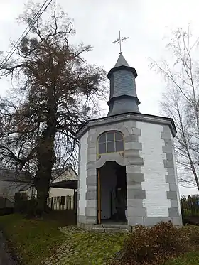 La chapelle Sainte-Wivine avec son tilleul séculaire, à Temploux