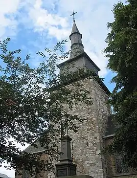 Les trois parties anciennes (tour, chœur et transept) de l'église Saint-Hilaire à Temploux
