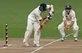 Le joueur de cricket indien Sachin Tendulkar en train de jouer avec sa batte personnalisée, fabriquée par la marque.