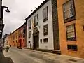 La rue avec la Casa Montañés au premier plan.