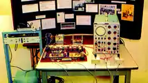 Photo d'un circuit électrique relié à un oscilloscope.