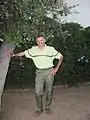 Ingénieur de l'Agriculture et de l'Environnement (capitaine) de l'Office national des forêts en tenue Numéro 2 de représentation d'été (polo tilleul à bande institutionnelle sapin et pantalon de représentation cèdre) en 2009.