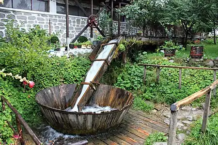 Machine à laver les tapis à Bansko. Nettoyage exclusivement à l'eau du ruisseau, sans technologie supplémentaire. L'énergie cinétique de l'eau nettoie le tapis, de sorte qu'aucune autre action n'est nécessaire. Bansko.