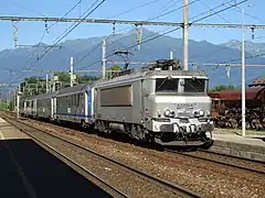 Locomotive BB 22200 en livrée grise tractant un TER Auvergne-Rhône-Alpes reliant Modane à Chambéry.