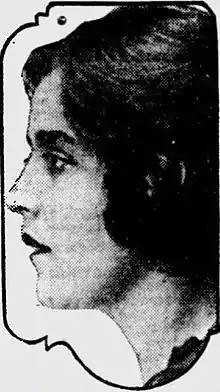Profil gauche d'une femme : cheveux longs de couleur sombre, sourcils fournis, nez droit et bouche entrouverte.